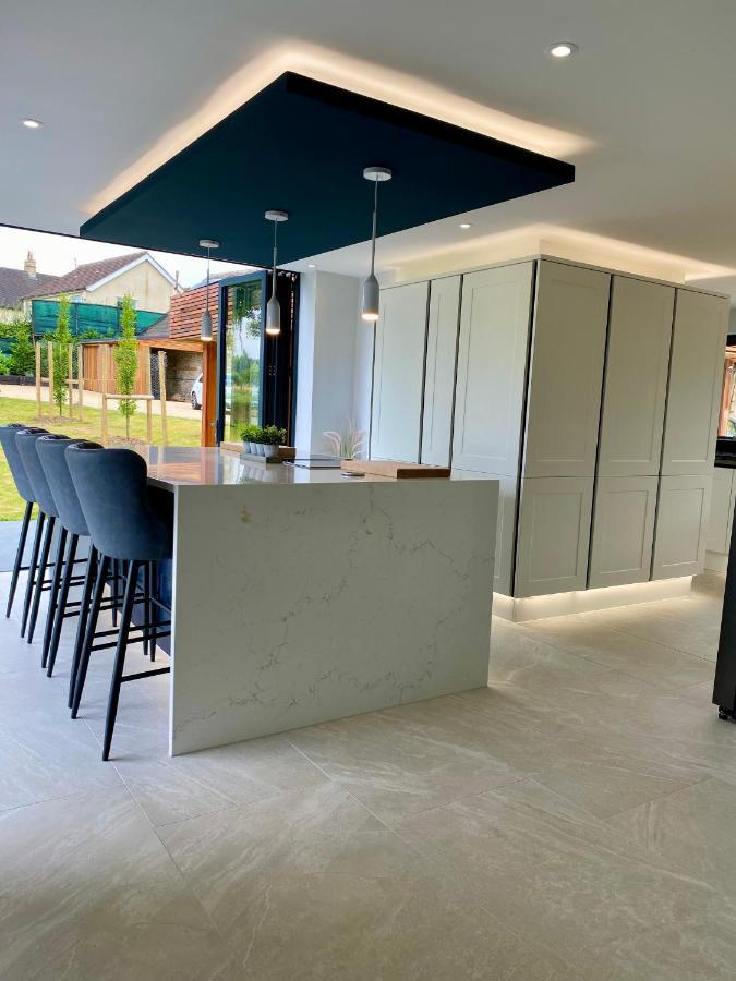 Stunning Modern Home Set In Beautiful Grounds. Bath Exterior photo